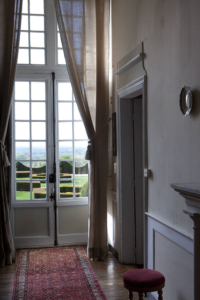 Interieur du château de La Ballue et vue sur les jardins