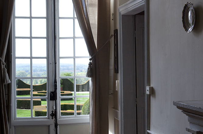 Interieur du château de La Ballue et vue sur les jardins